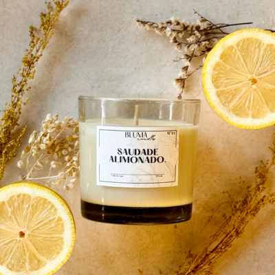Velas aromáticas en frascos de vidrio